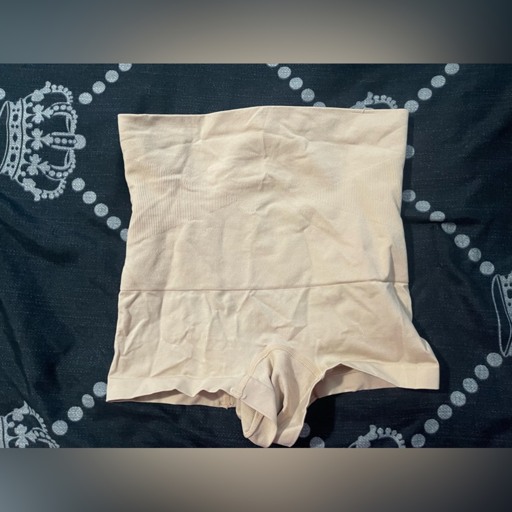 MOVING SALE!!$7!! Maidenform Shapewear